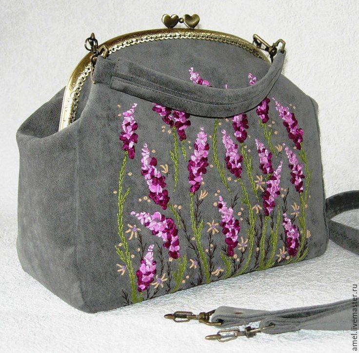 Как украсить сумку старую кожаную своими руками, варианты декорирования вышивкой, цветами и кружевом, украшаем вязаную или джинсовую сумочку