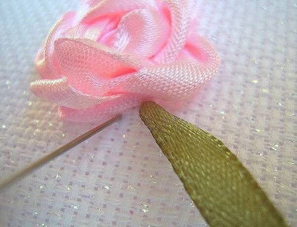 Роза «змейка» из закрученной ленты: 2 мастер-класса по вышивке