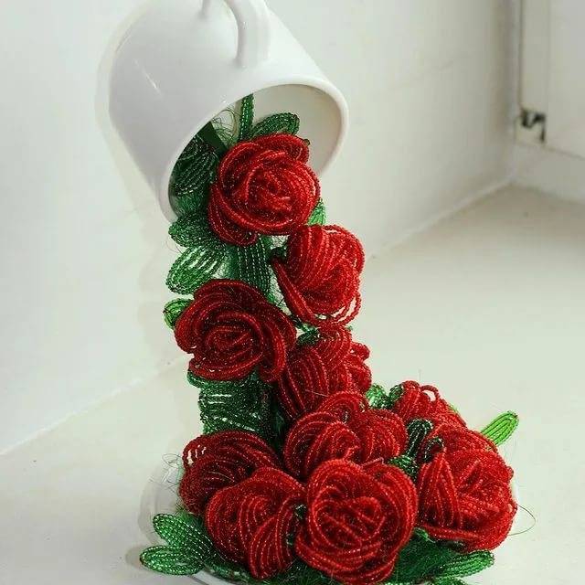 Роза из бисера для начинающих: формирование бутона, плетение чашелистиков и листов, сборка цветка, фото примеров оформления