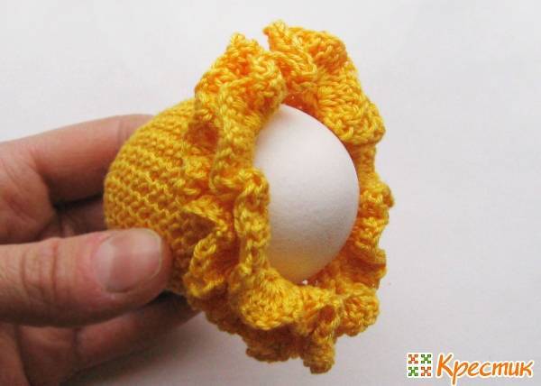 Пасхальные поделки своими руками: вязаный чехол для яйца «курочка»