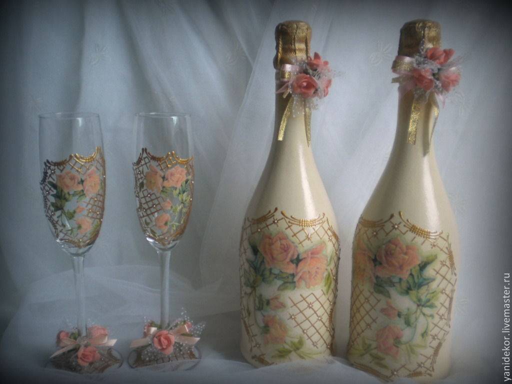 Как красиво и необычно украсить свадебные бутылки своими руками?
