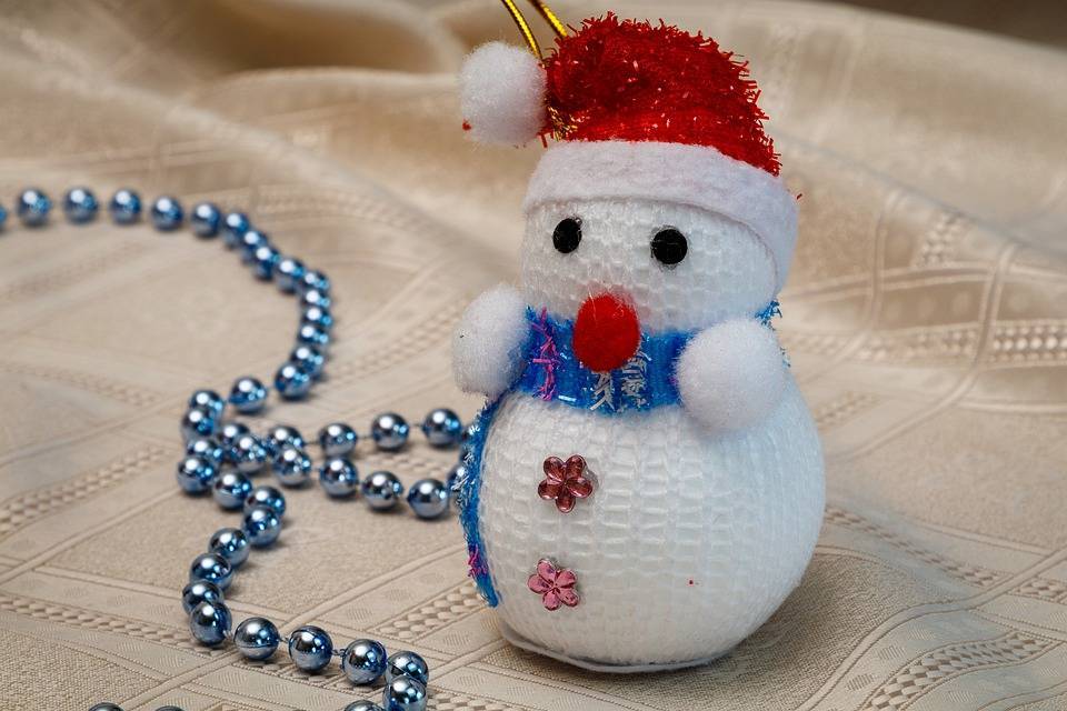 «Обучающие» новогодние поделки своими руками: разборный снеговик!