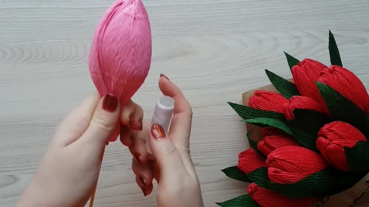 Тюльпаны из гофрированной бумаги с конфетами