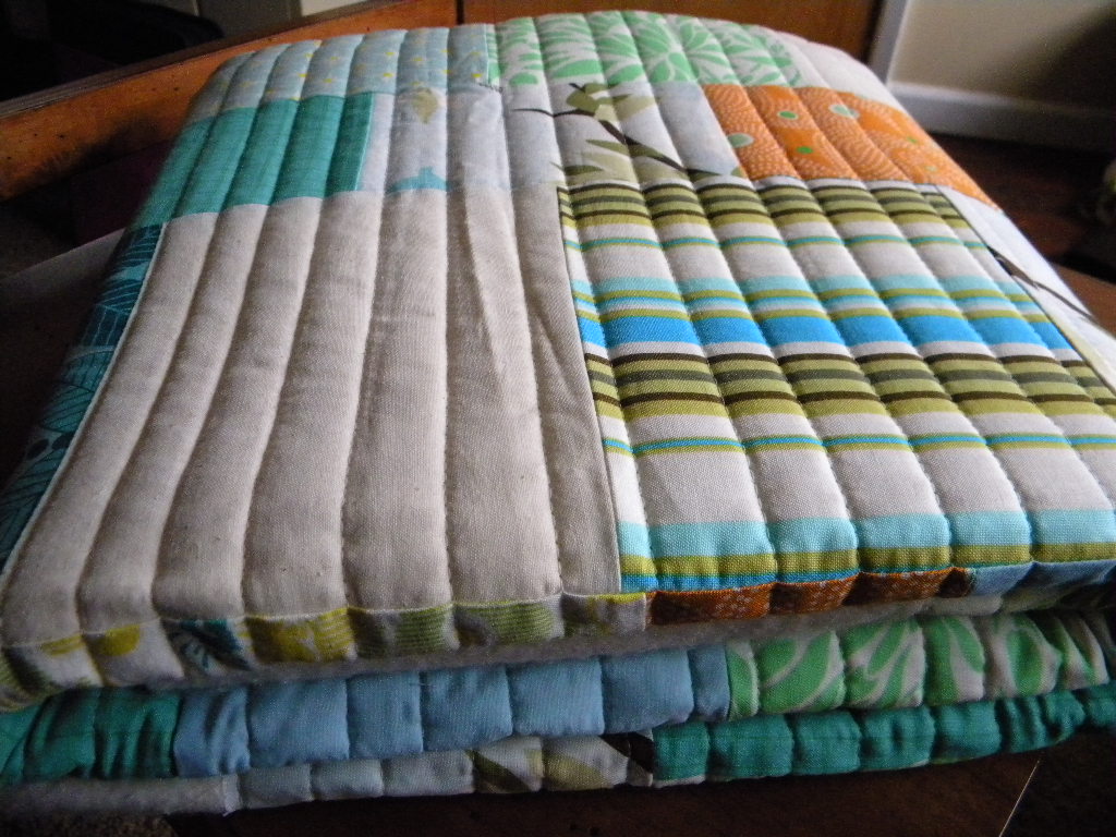 Как простегать лоскутное одеяло вручную и на машинке?