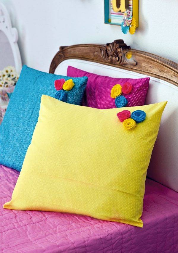 Подушка с цветами: украсьте интерьер вашего дома