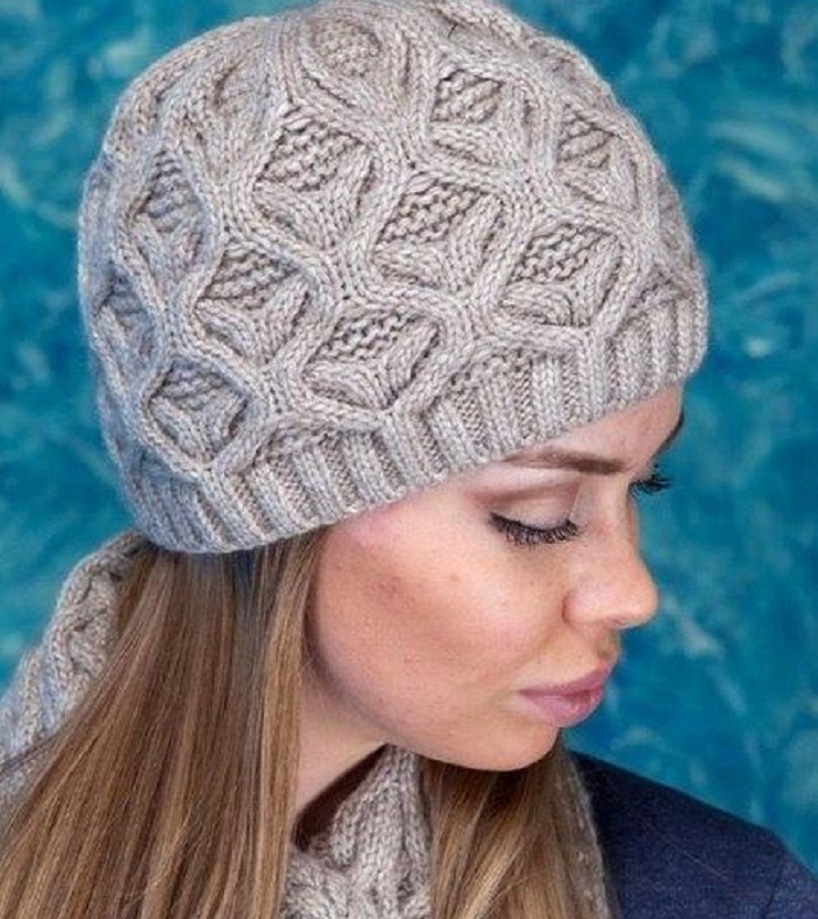 Женская шапка спицами на зиму