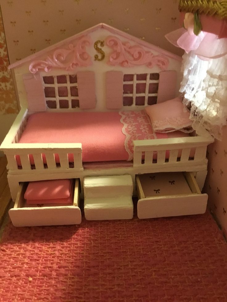 Кроватка для куклы своими руками (30 фото): из коробки, фанеры и дерева, чертеж