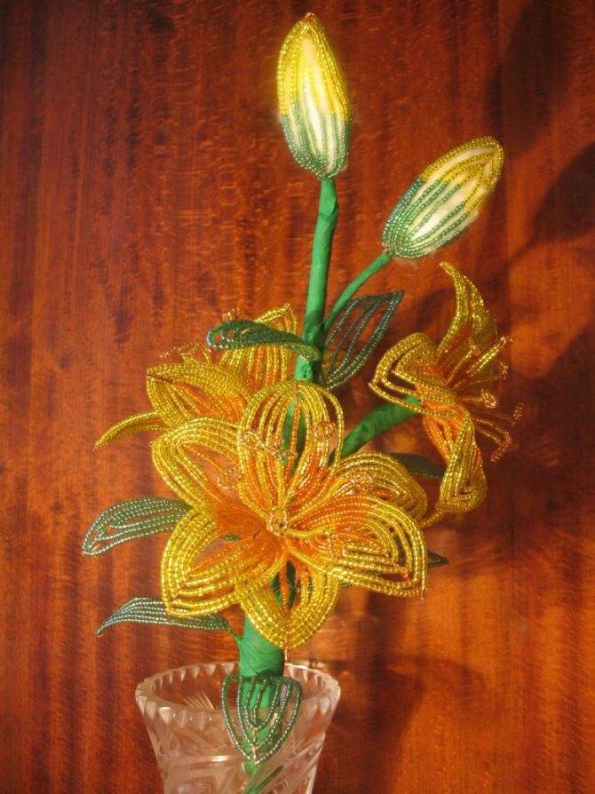 Букет цветов из бисера, лилия