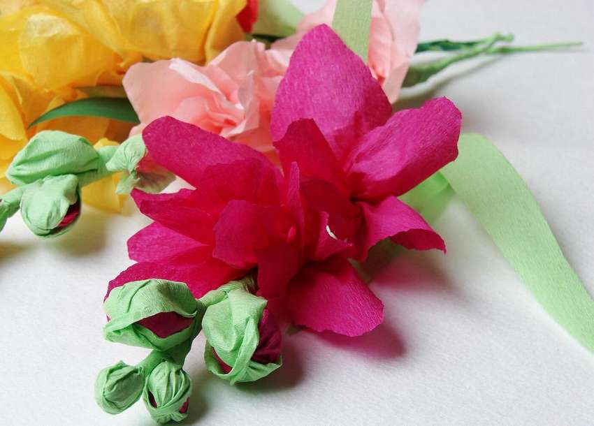 Цветы из гофрированной бумаги своими руками: пошаговый мастер-класс