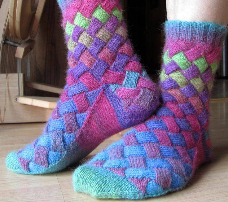 Вязаныеспицами носки в стиле энтерлак в пошаговом мастер-классе