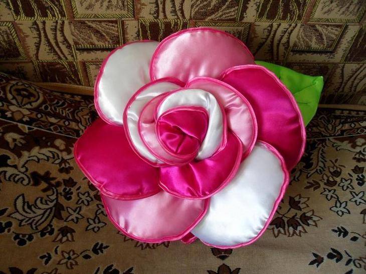 Объемные подушки розы. подушка-роза своими руками с выкройками и фото украсит любой интерьер