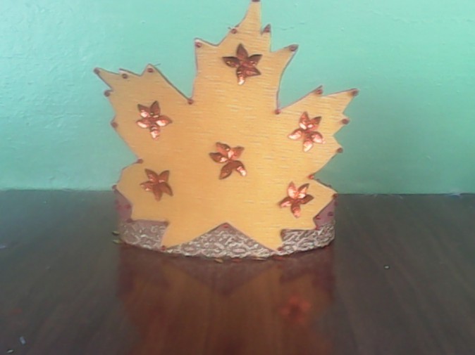 Корона на осенний бал из листьев для праздника в детском саду