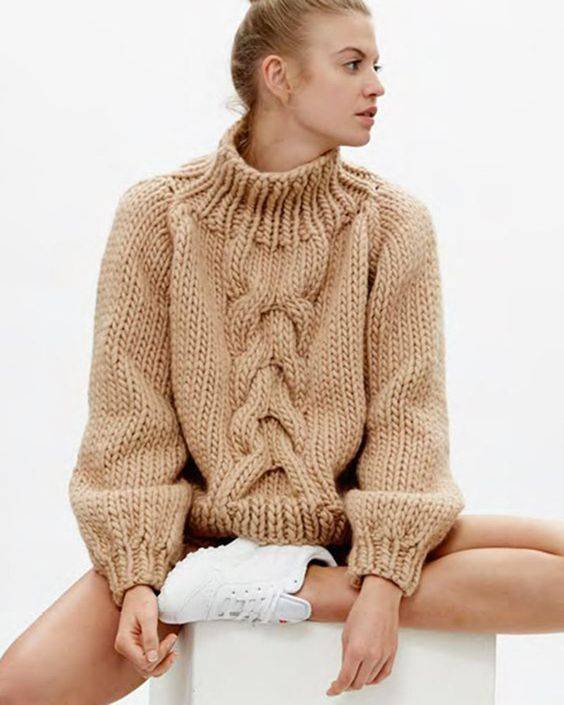 Учимся вязать спицами фактурный модный свитер крупной вязки