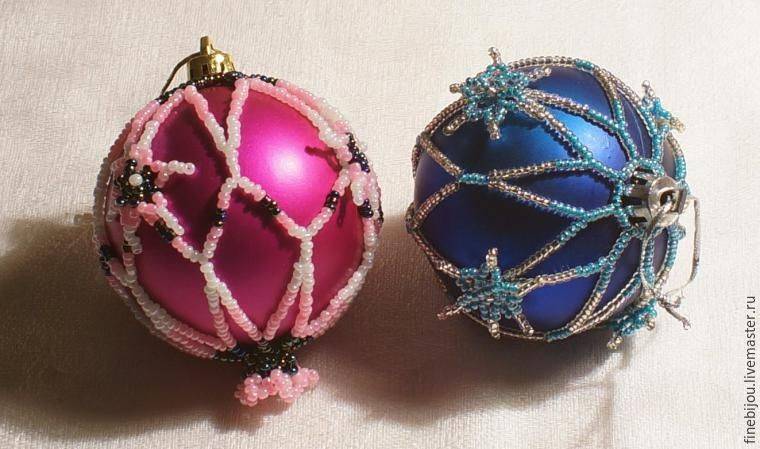 Новогодние шарики на ёлку, оплетённые бисером