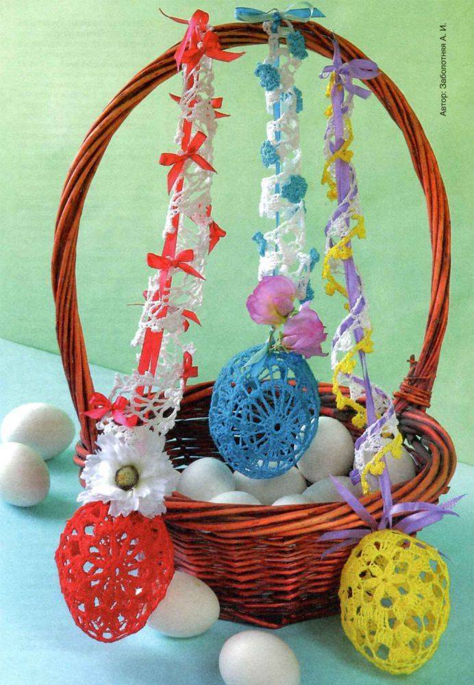 Обвязанное крючком пасхальное яйцо, украшенное цветами и бисером