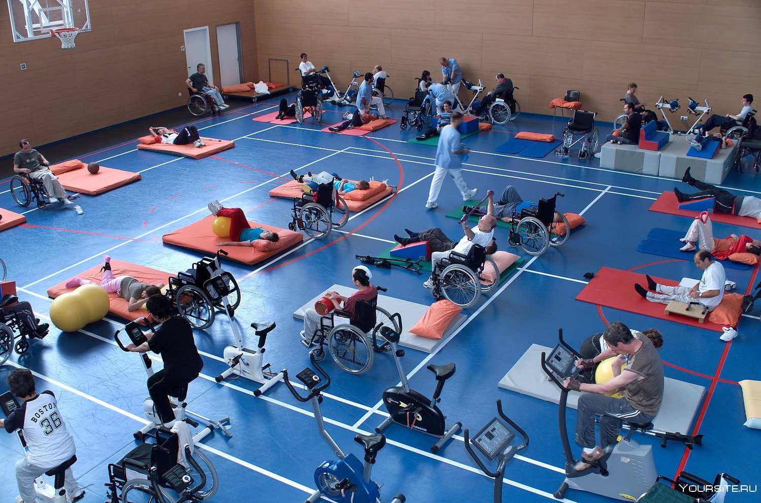 Материальная спортивная база. Спортзал для инвалидов. Спорт для инвалидов. Спортивный зал для инвалидов. Адаптивный спорт.