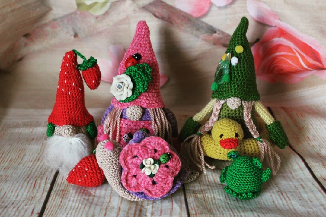 Вязаная игрушка гномик крючком