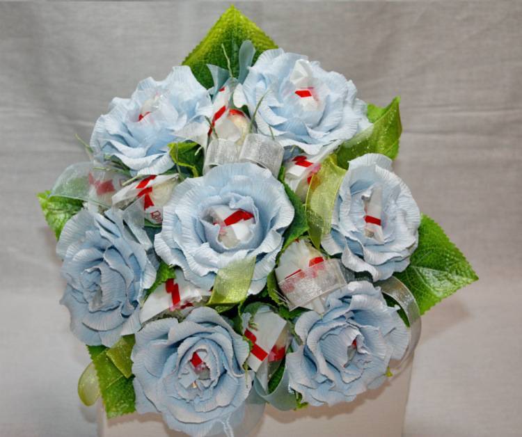 Розы из гофрированной бумаги своими руками, цветки из конфет