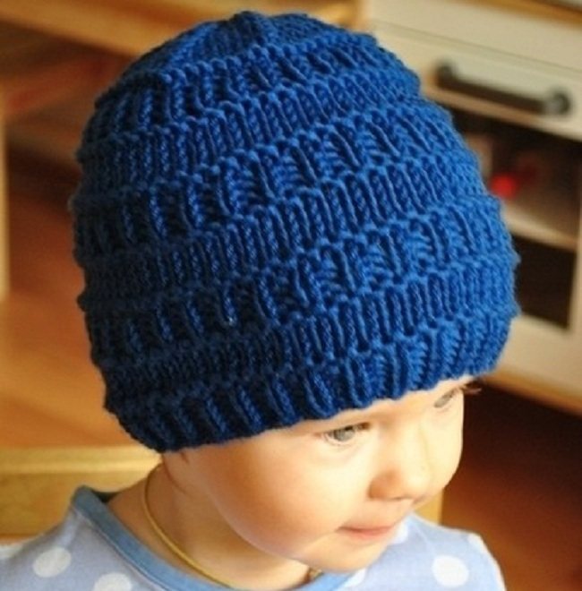 Вяжем шапку-шлем спицами для мальчика
