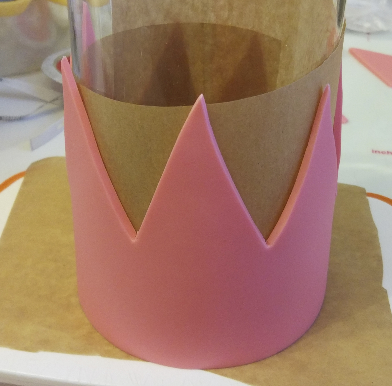 Корона из мастики с шаблоном для праздничного торта