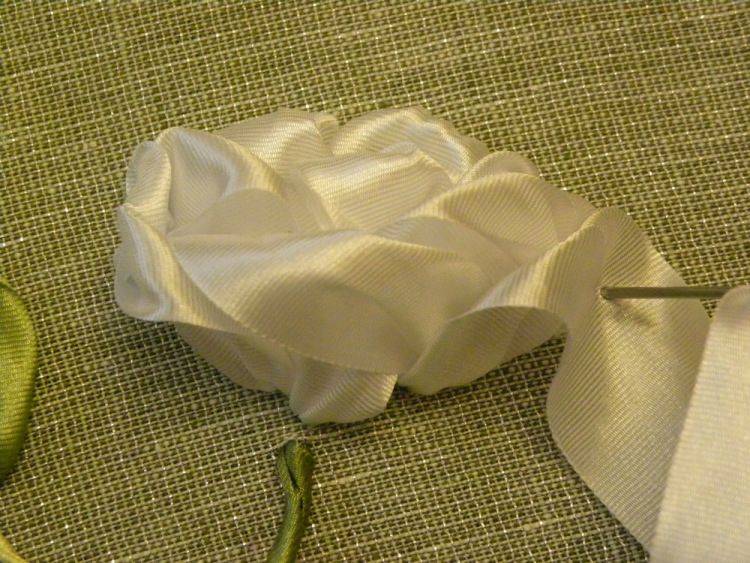 Мастер-класс по вышивке розы «змейка» из закрученной ленты (2 варианта)