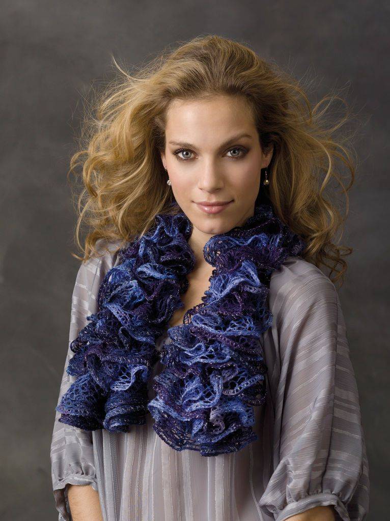 Способы и техника вязания женского шарфика из ленточной пряжи