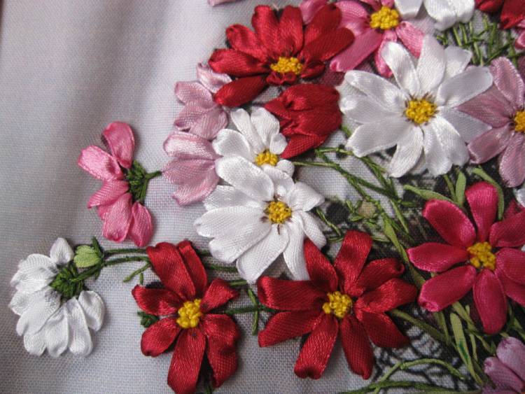 Мастер-класс по вышивке лентами «милые сердцу цветы. панно из текстильных материалов «букет фиалок» своими руками фиалки из атласных лент