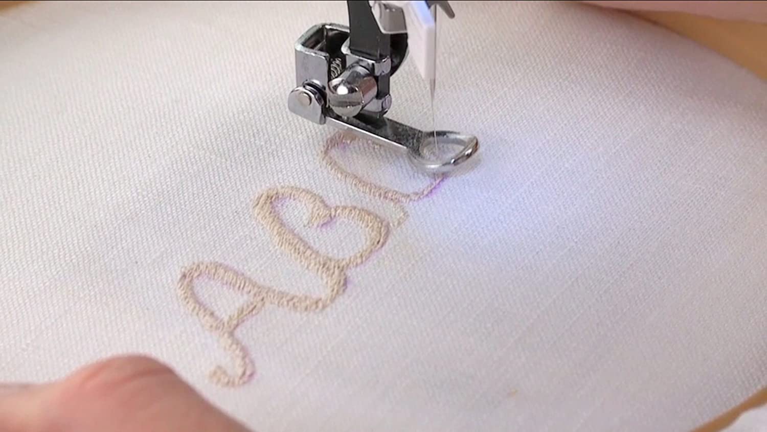 Как вышивать на швейной машинке на ткани: гладь, буквы и узоры