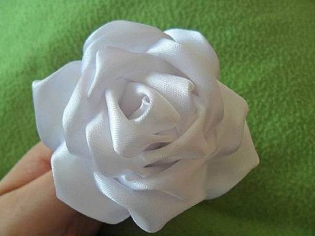 Урок создания бутона и цветка розы из атласных лент