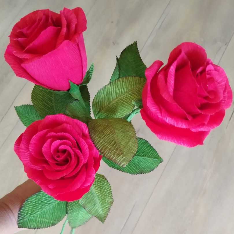 Гофрированные розочки. Розы из гофрированной бумаги. Розы из гофробумаги. Розы из гафрированнойбумаги. Розы из гофробумаги своими руками.