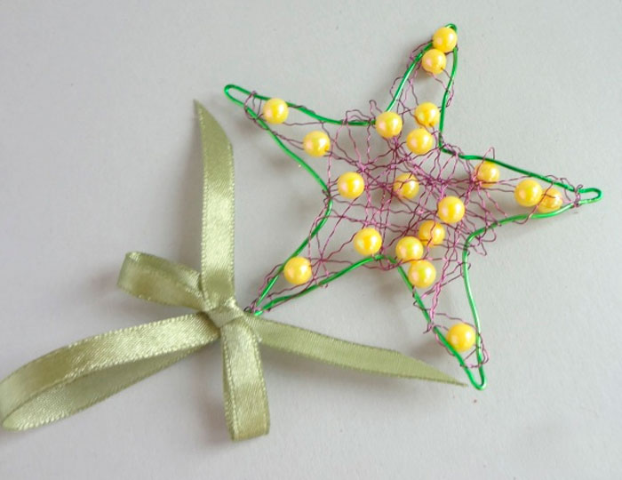 Новогоднее украшение интерьера: 7 идей для поделок своими руками в 2020-ом, объемные бумажные звёзды, венки, бусы и цветы, декор из шишек, аксессуары из пенопласта