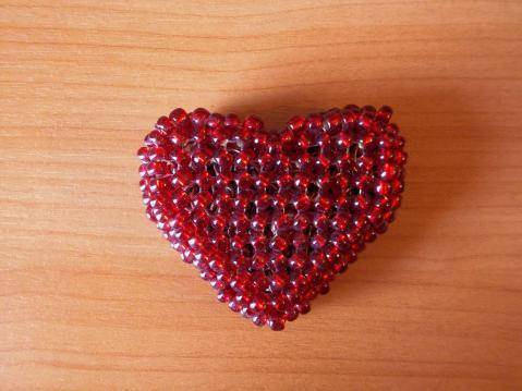 Как сплести красивое сердце из бисера: схема для начинающих