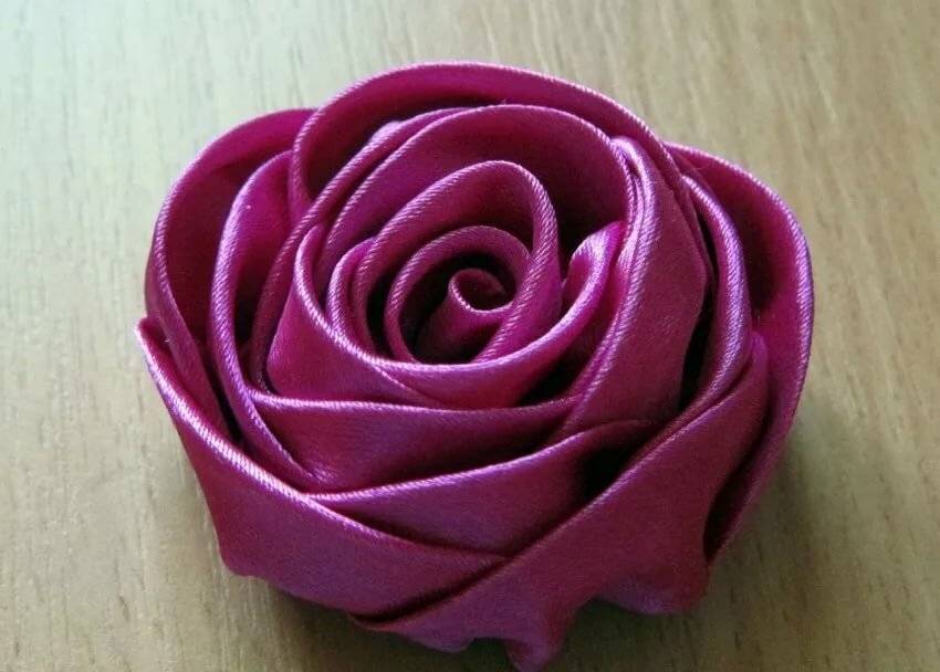 Нежная, необыкновенная двухцветная и роскошная цветущая розы из атласных лент!