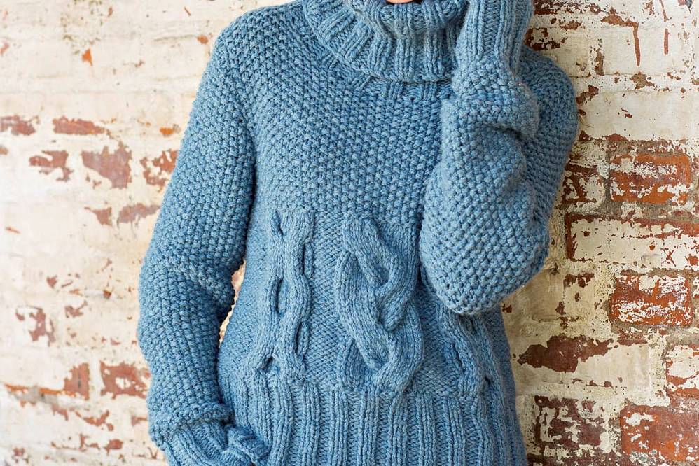Учимся вязать спицами фактурный модный свитер крупной вязки