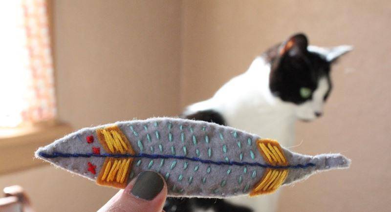 Как сделать игрушку для кота своими руками: идеи из бумаги, картона и ткани, пошаговые инструкции