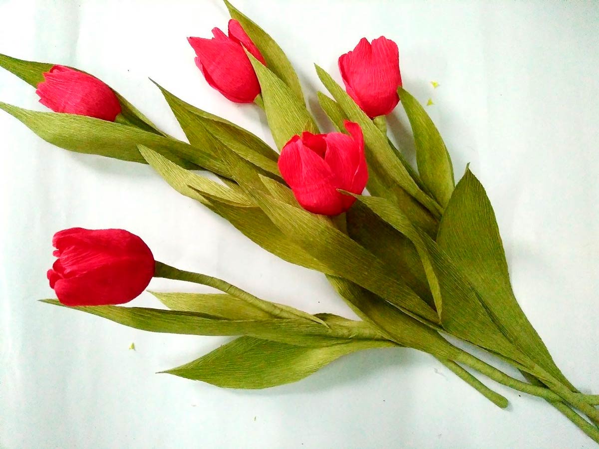 Делаем тюльпаны из гофрированной бумаги