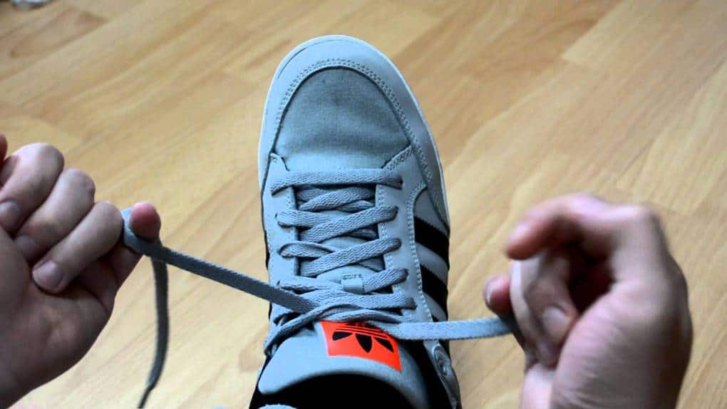 Как завязывать шнурки на капюшоне