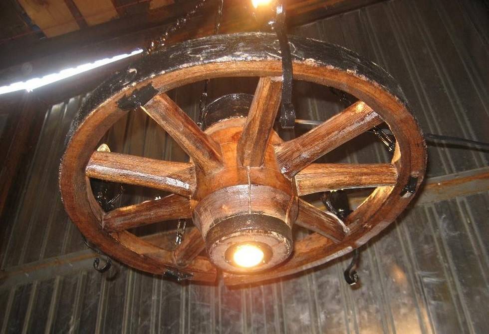Оригинальный светильник из велосипедного колеса своими руками