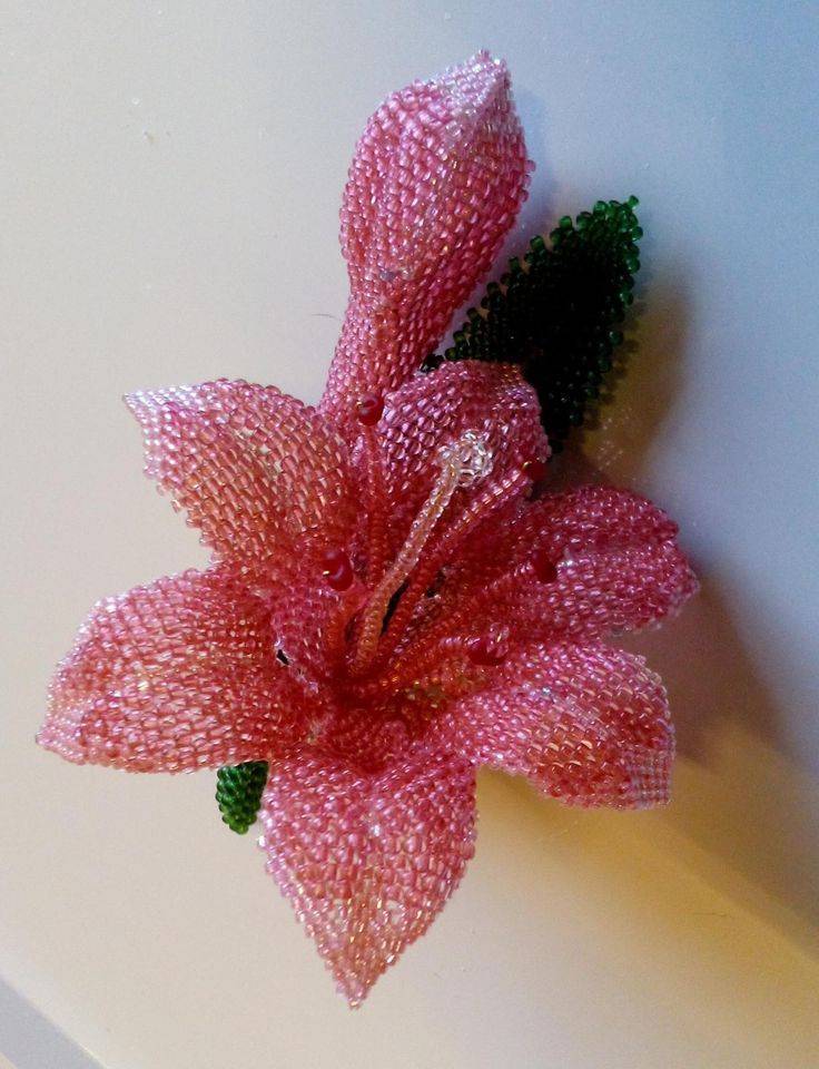 Лилия из бисера: плетение разных видов цветка (фото и видео)
