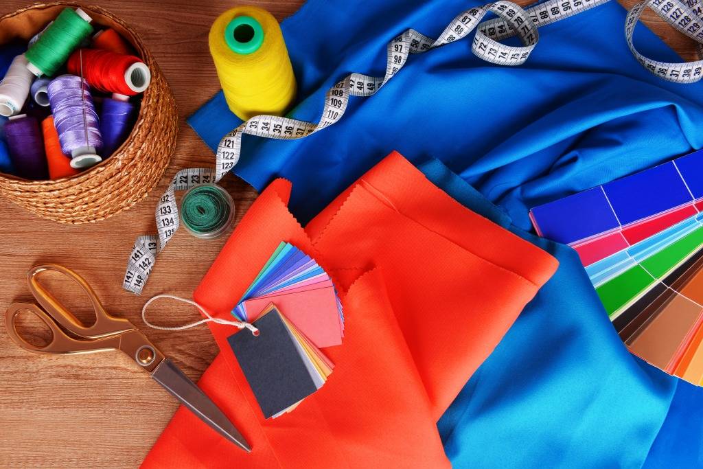 Поделки из ткани: инструкция как сделать игрушки, украшения, подарки и предметы интерьера своими руками (145 фото)