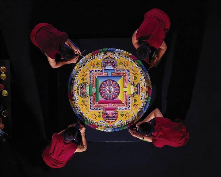 Символика буддизма. мандала и рисунок тибетских монахов