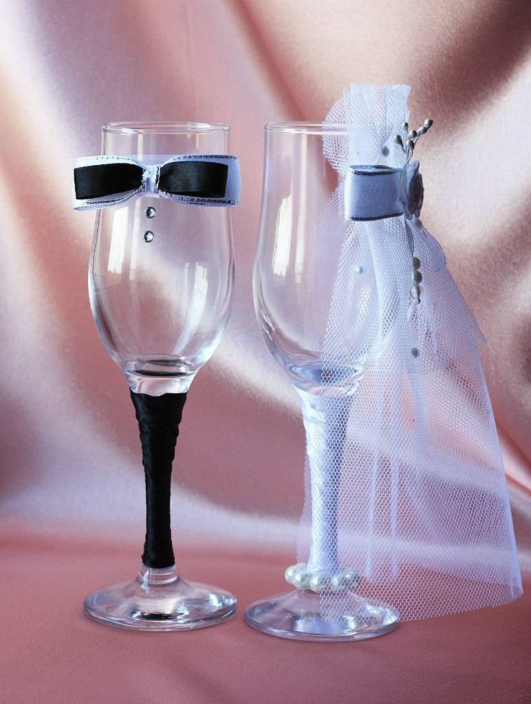 Как оформить свадебные бокалы своими руками? оформление свадебных бокалов: выбор материалов, техники, мастер-классы