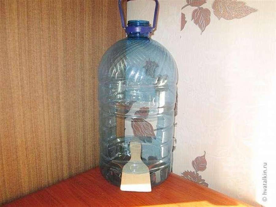 Что можно из литровой бутылки. Кормушка из бутылки. Кормушка с 5 литровой бутылки для птиц. Кормушка с пятилитровой бутылки. Кормушка из пластмассовой бутылки.