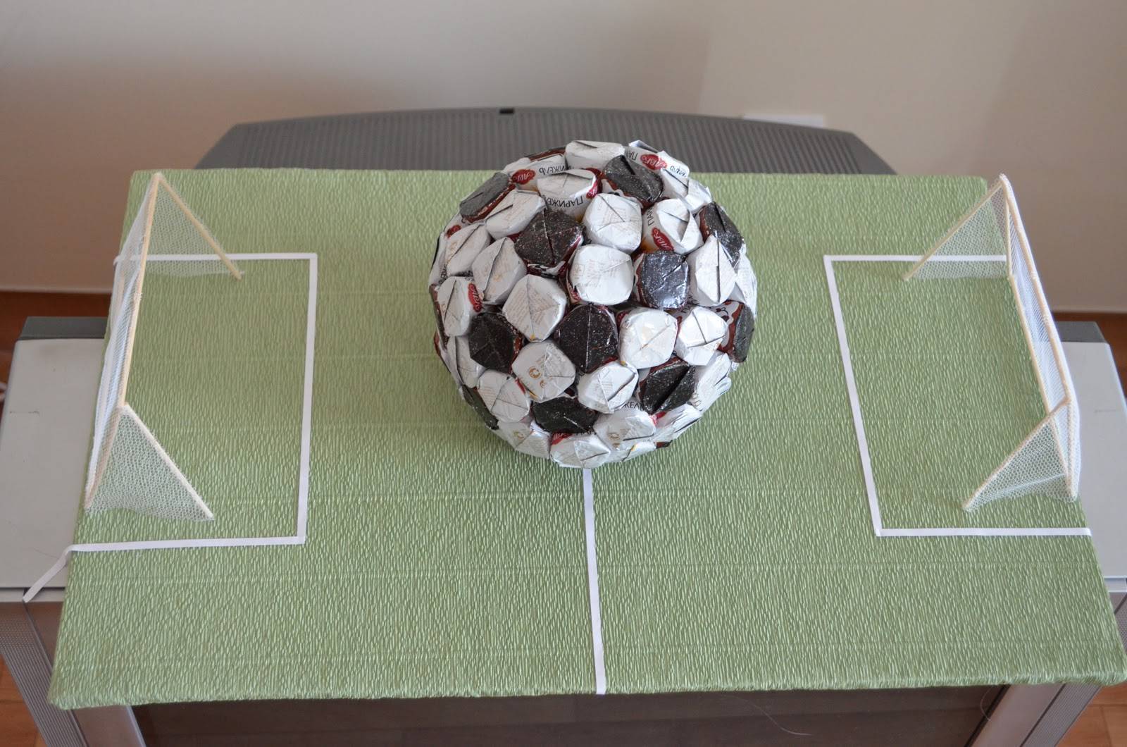 Футбольный мяч из конфет: мастер класс своими руками
