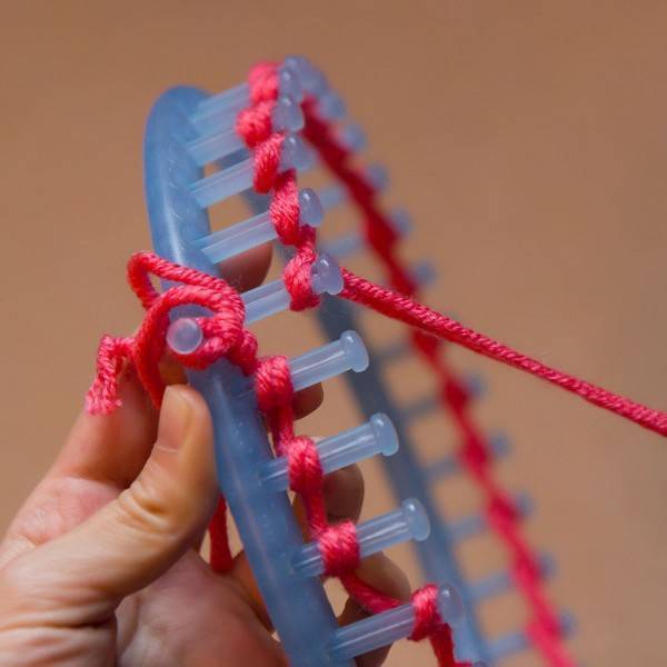 Первые навыки вязания на луме