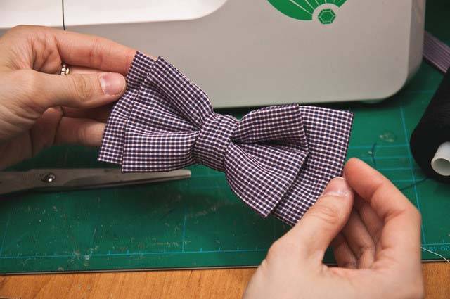 Выкройка галстука на резинке для мужчины. галстук-брошь. мастер-класс. подготовка материалов для школьного комплекта