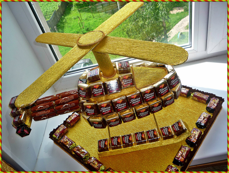 Поделки из конфет: пошаговое создание украшений и игрушек из конфет и сладостей (86 фото)