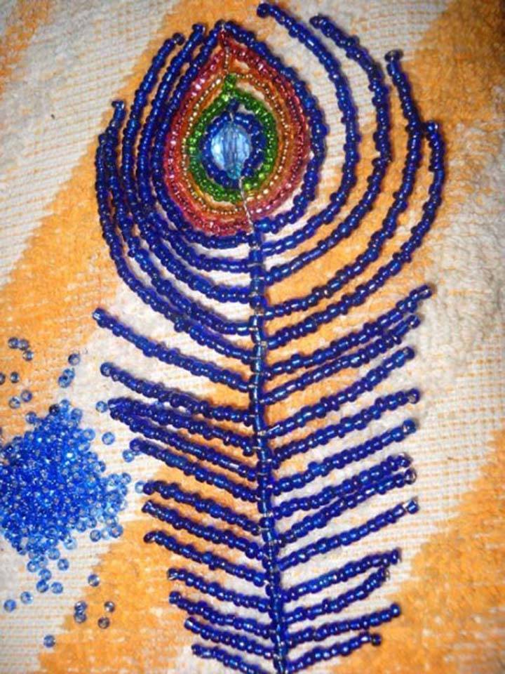 Роскошный павлин из бисера разными техниками плетения