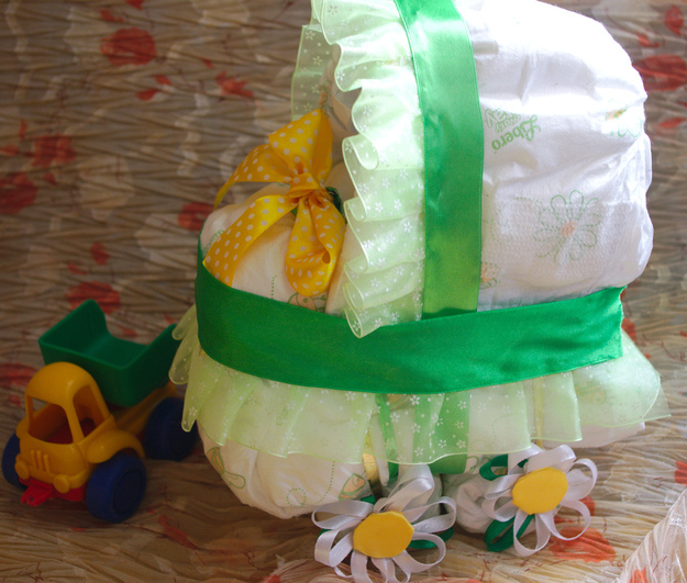 Коляска из памперсов: как самостоятельно сделать оригинальный подарок новорожденному малышу