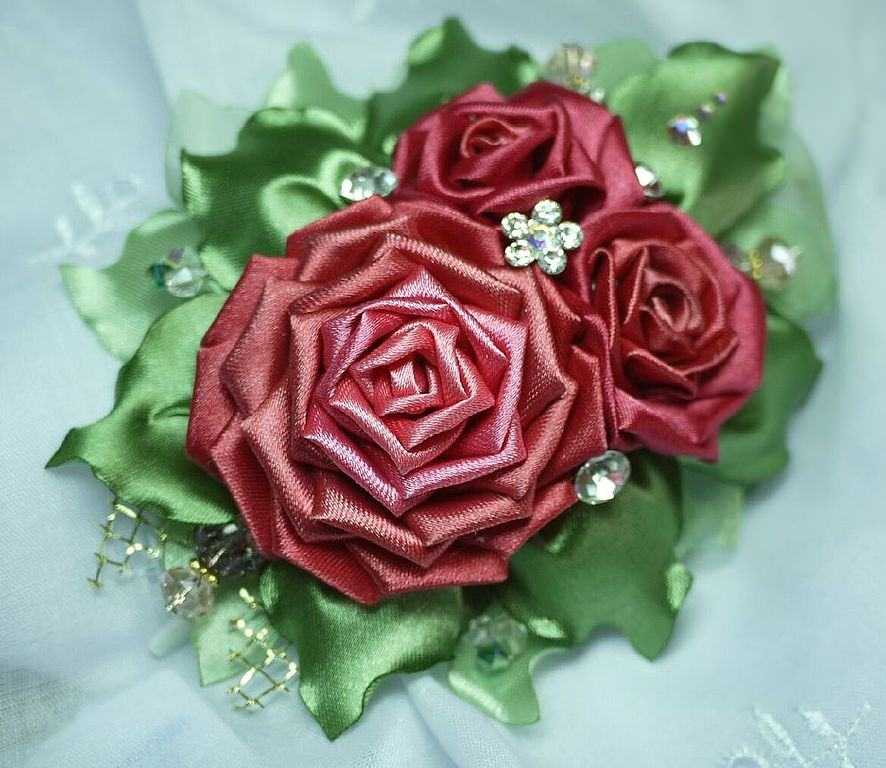 Заколка розочка из атласной ленты. роза «маркиза» из атласных лент: вышиваем картины, украшаем заколки, ободки и брошки. как сделать просто розу из ленты